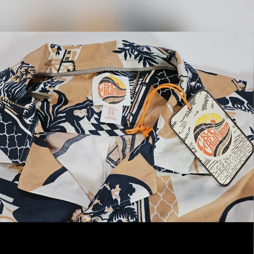 C&C California Mens Button Down Shirt XL Tan Navy Blue Hawaiian Tropical‎ Vaca